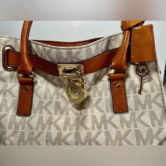 Michael Kors | Lock and Key Good Condition Purse - Picture 14 of 15